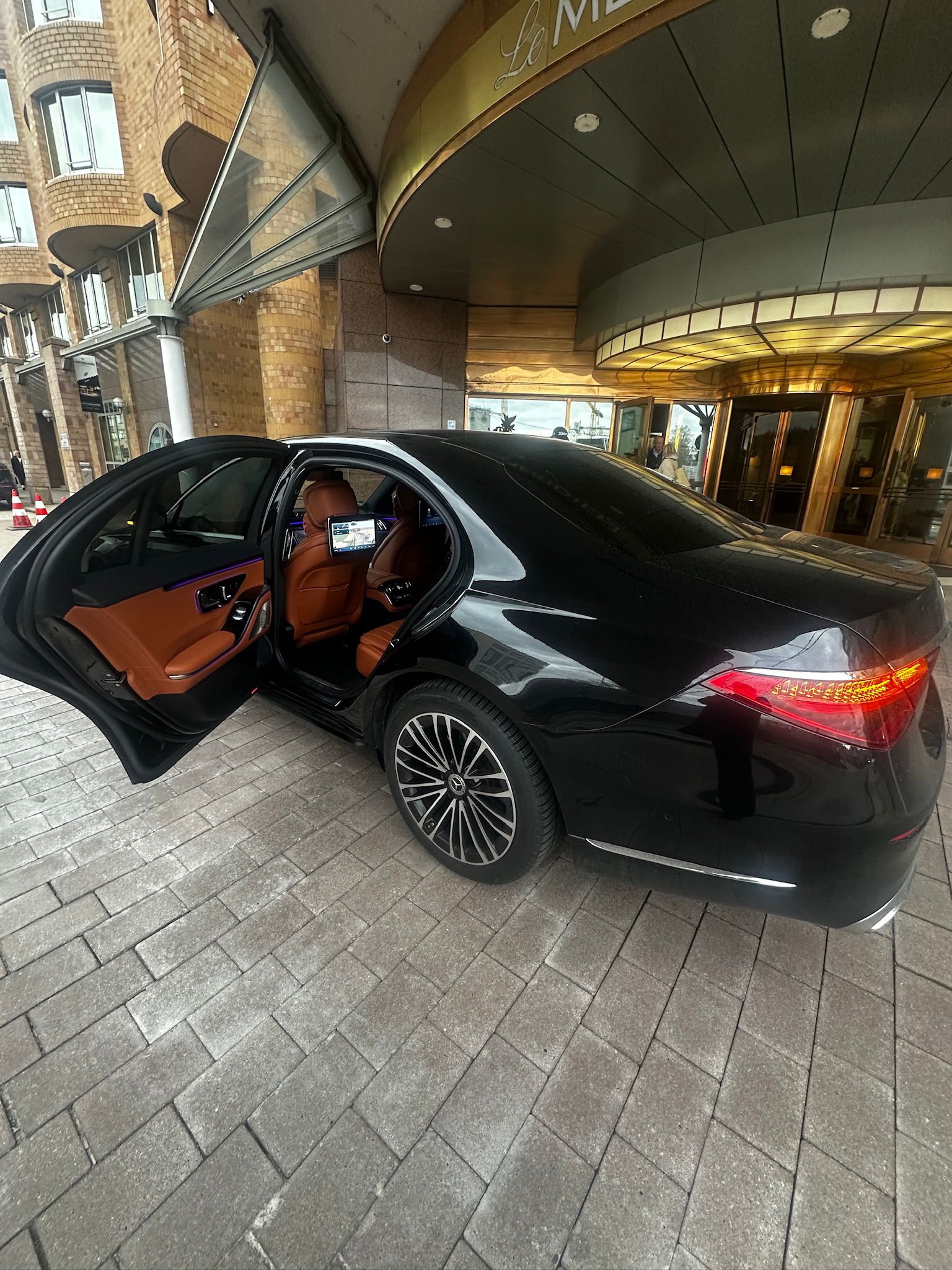 Taxi ELI Mercedes S-Klasse — Ankunft am Hotel, Tür geöffnet